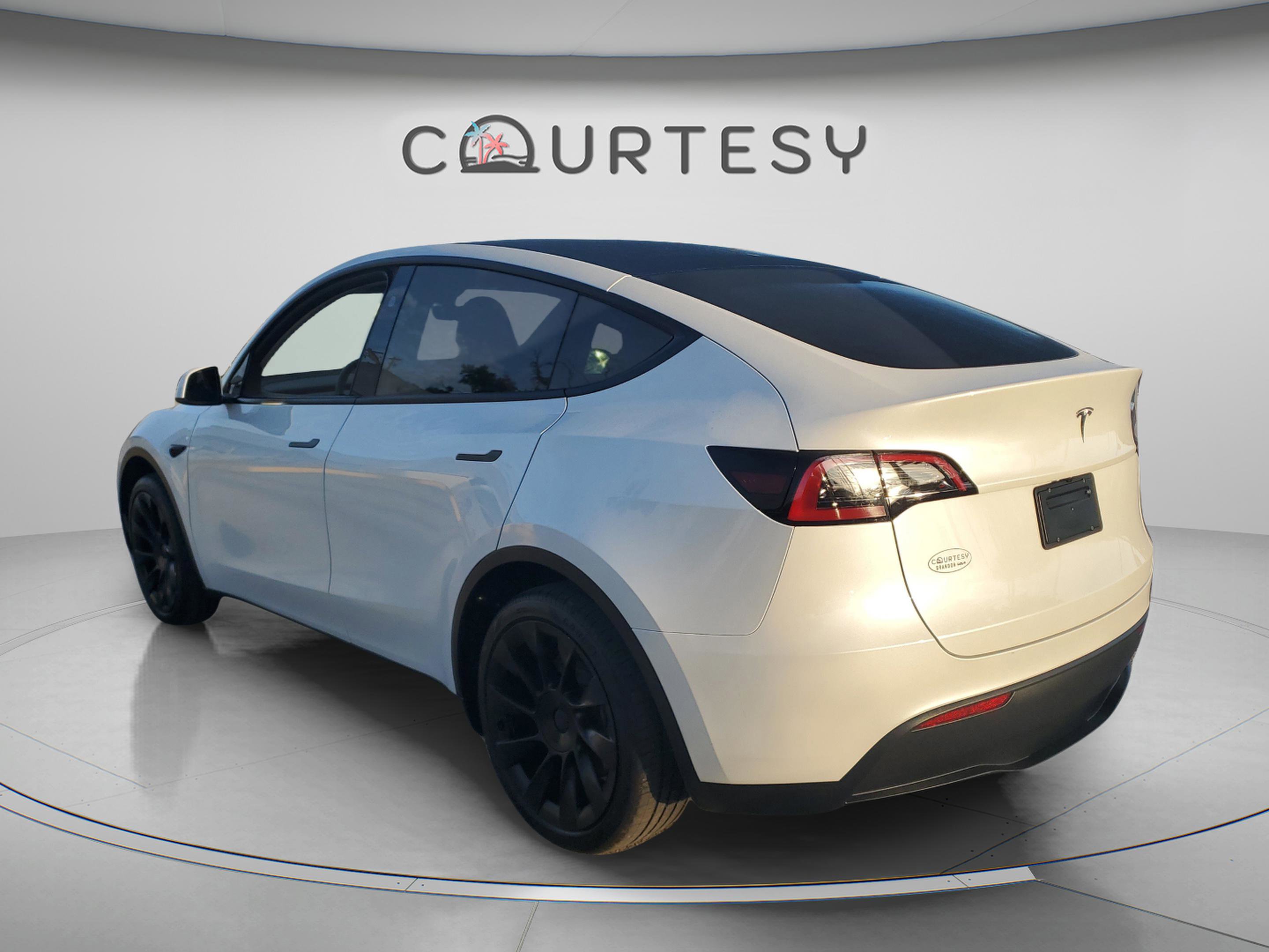 Used 2025 Tesla Model Y Long Range RWD image 2