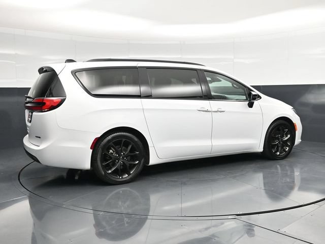 Used 2025 Chrysler Pacifica Limited FWD image 2