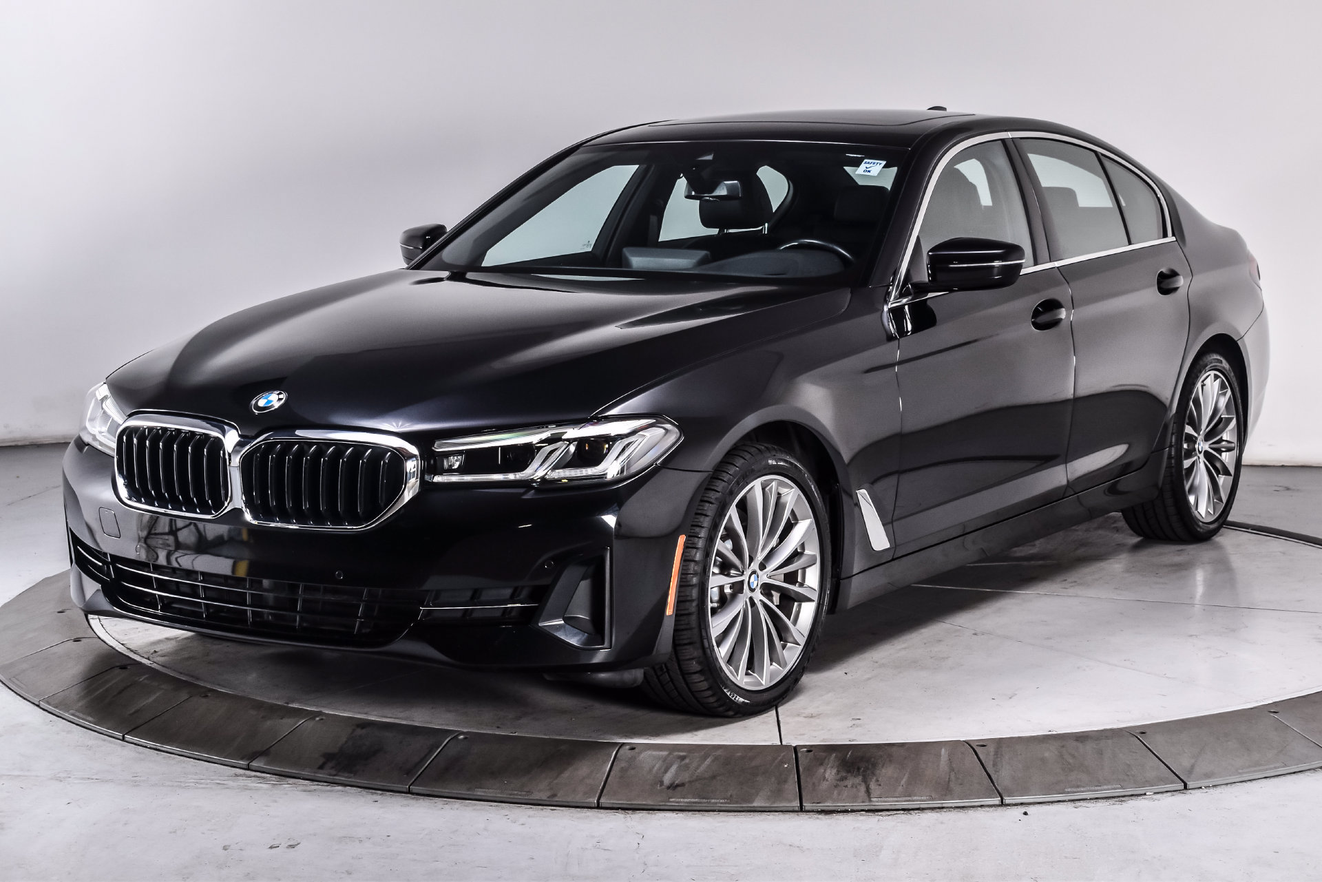 Used 2023 BMW 530i xDrive w/ Premium Package AWD/4WD image 2