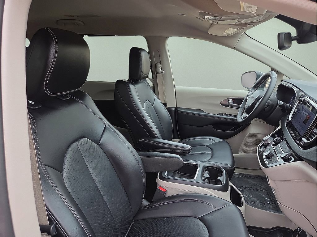 Used 2023 Chrysler Pacifica Touring-L FWD image 13