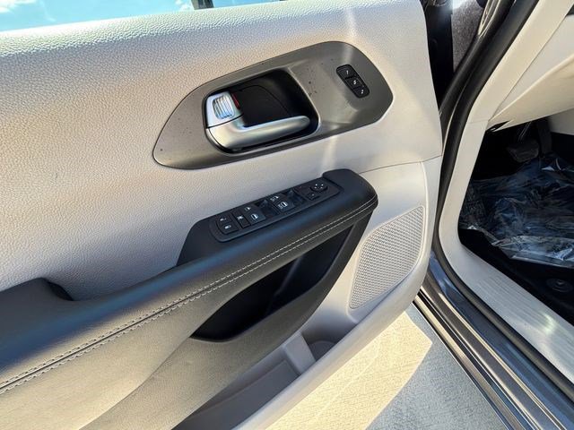 Used 2023 Chrysler Pacifica Touring-L image 12