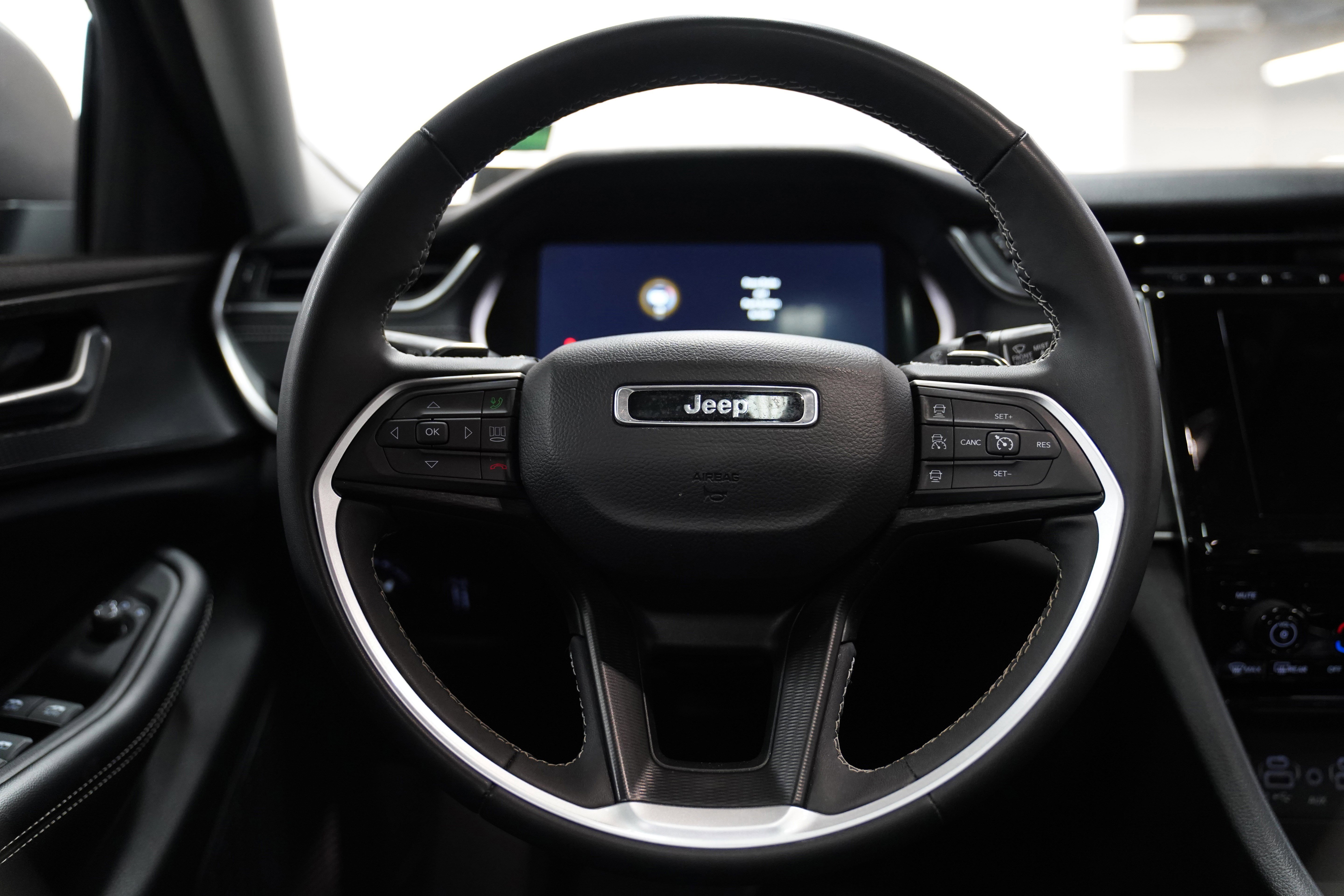 Used 2023 Jeep Grand Cherokee Laredo X image 19