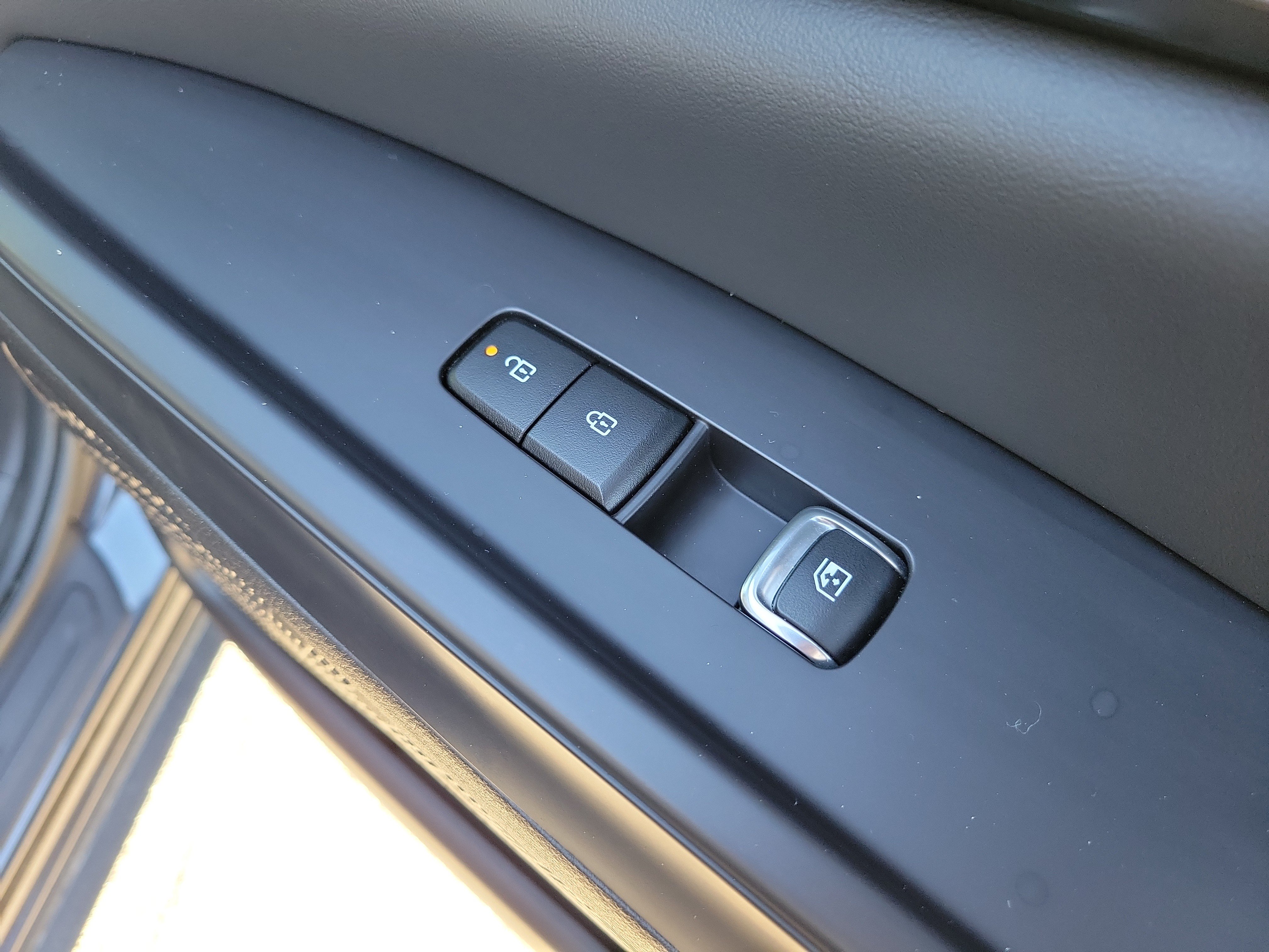 Certified 2025 Kia Carnival SX w/ SX Dark Edition Package FWD image 9