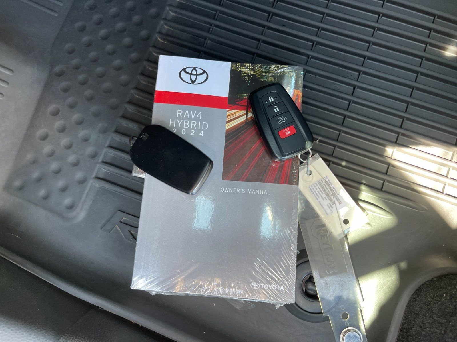 Used 2024 Toyota RAV4 XSE w/ Weather Package AWD/4WD image 9