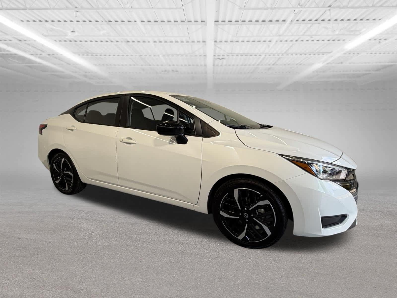 Used 2025 Nissan Versa SR FWD image 8