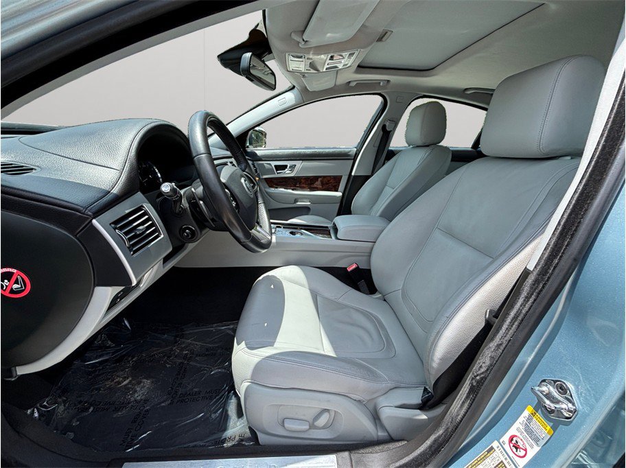 Used 2012 Jaguar XF RWD image 2