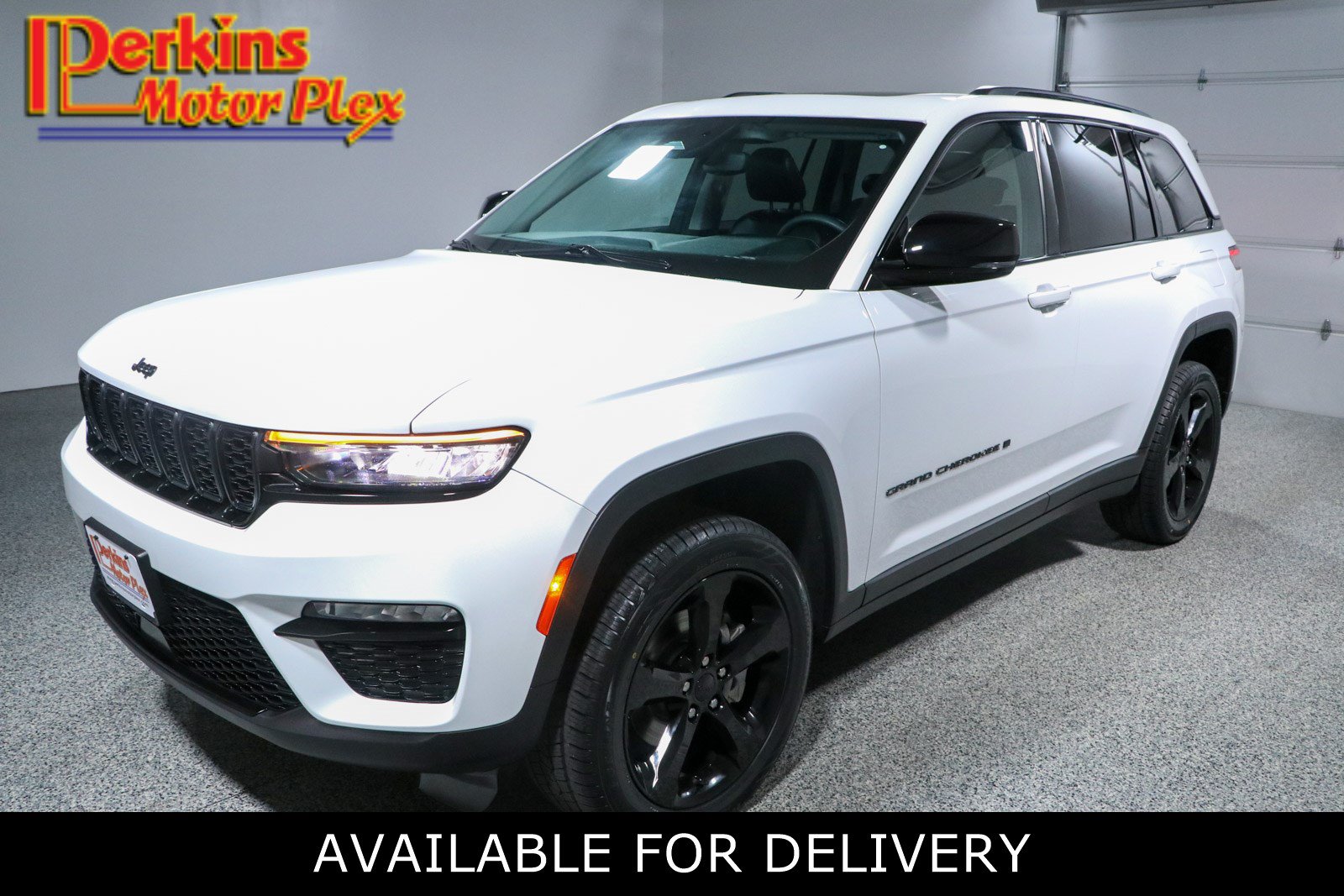 Used 2023 Jeep Grand Cherokee Limited w/ Black Appearance Package AWD/4WD image 1