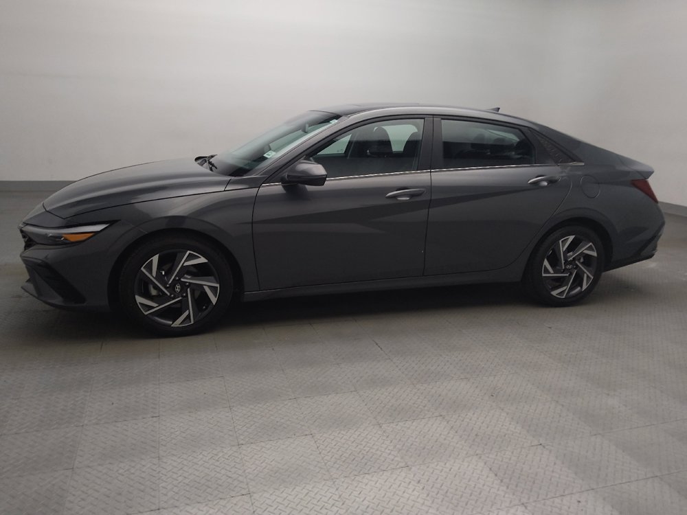 Used 2025 Hyundai Elantra Limited FWD image 2