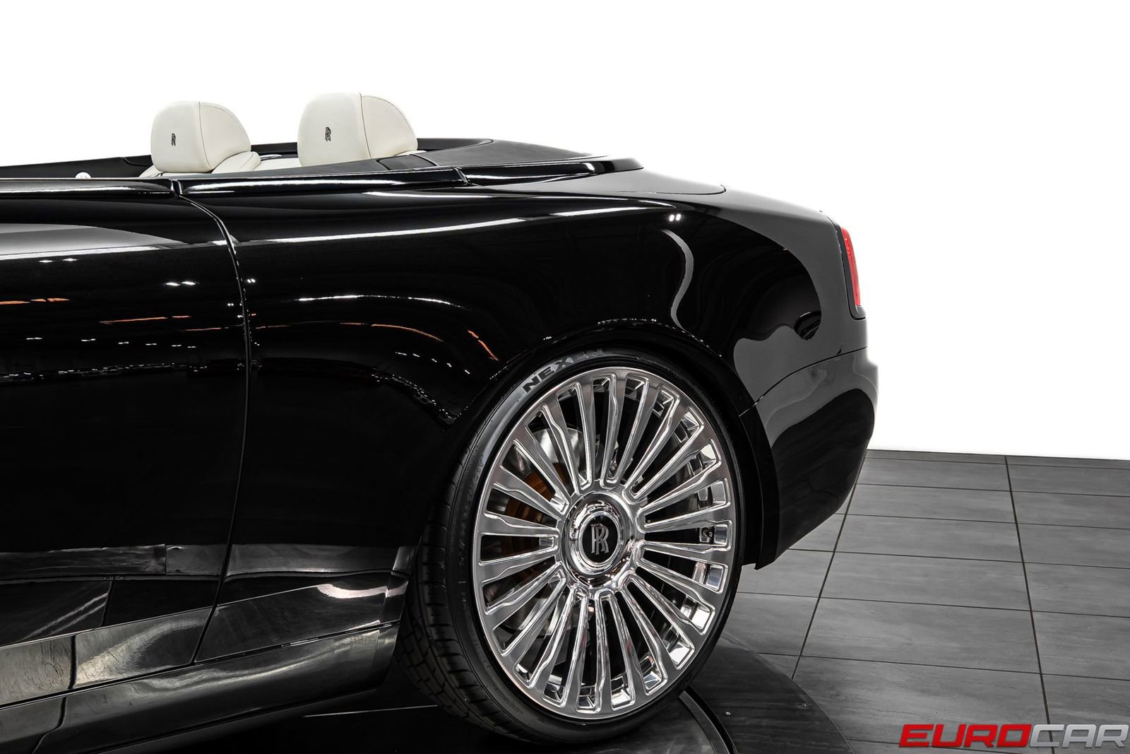 Used 2018 Rolls-Royce Dawn image 16