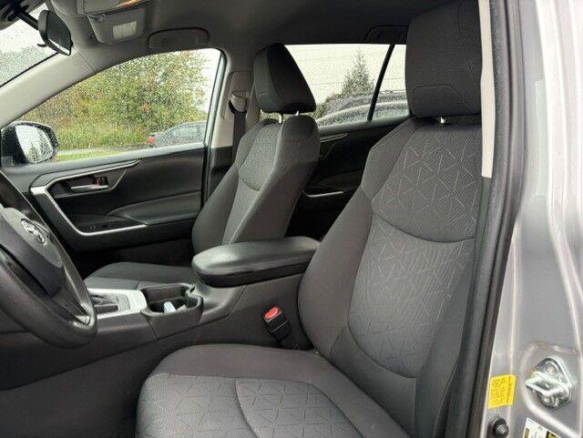 Used 2021 Toyota RAV4 XLE AWD/4WD image 2