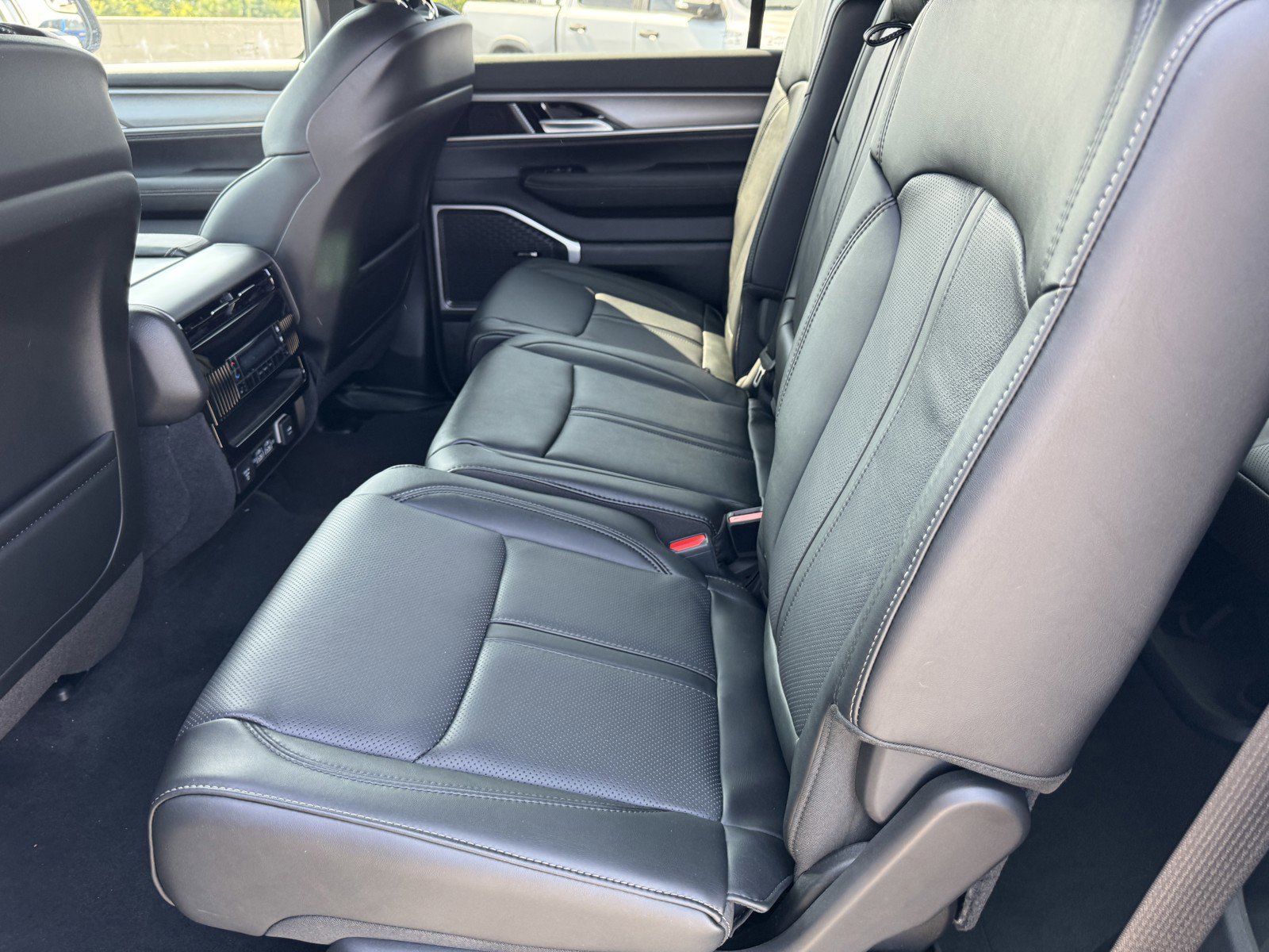 New 2025 Jeep Wagoneer L Series II w/ Premium Group I image 10