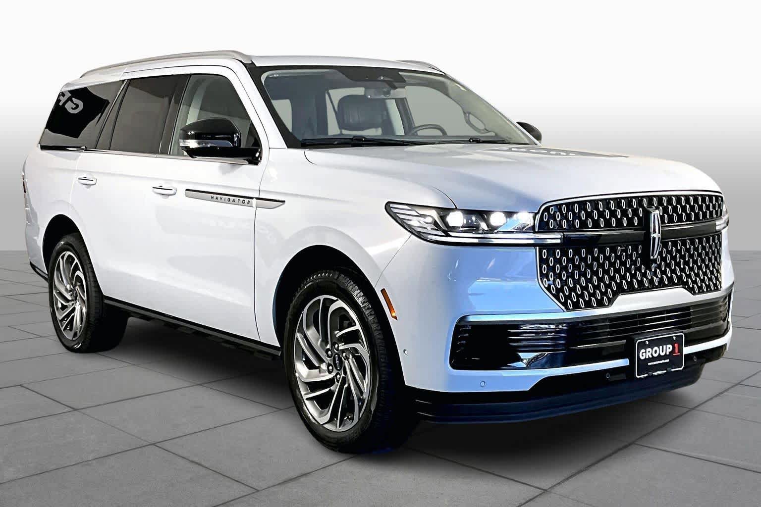 Used 2025 Lincoln Navigator Reserve image 3