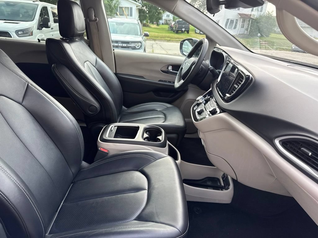 Used 2024 Chrysler Pacifica Touring-L FWD image 29