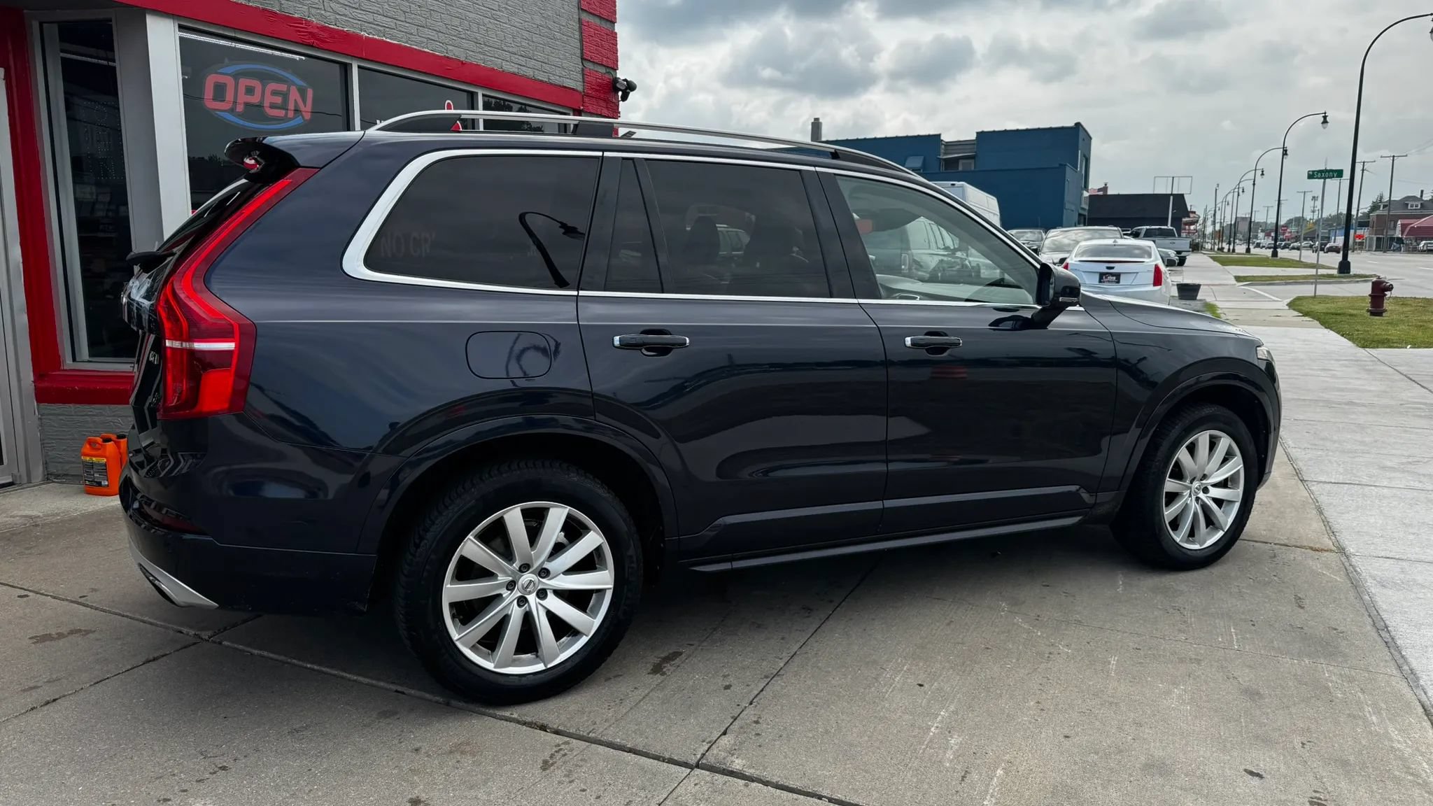 Used 2016 Volvo XC90 T6 Momentum w/ Momentum Plus Package AWD/4WD image 4