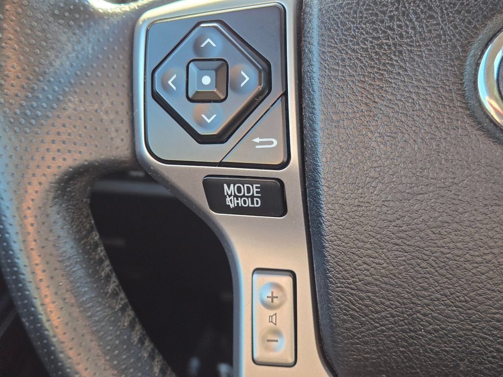 Used 2018 Toyota 4Runner SR5 AWD/4WD image 25