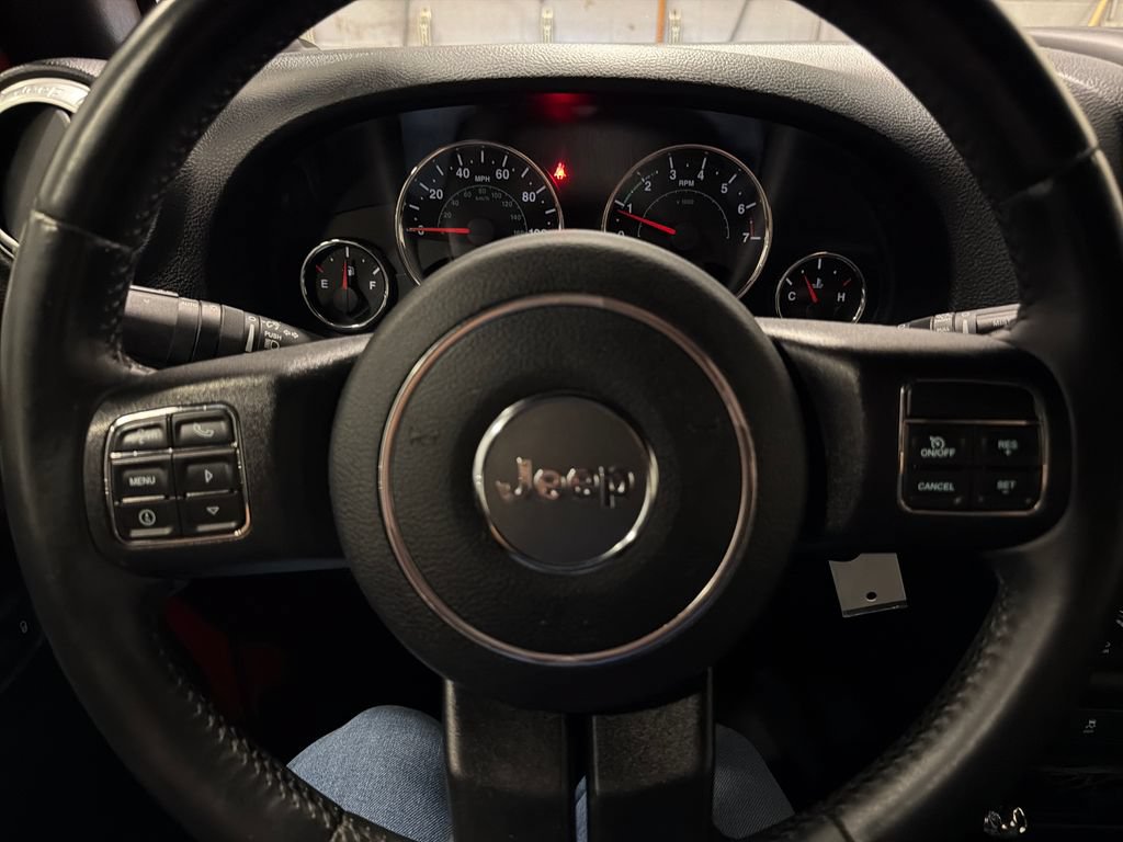 Used 2015 Jeep Wrangler Unlimited Rubicon w/ Connectivity Group AWD/4WD image 9