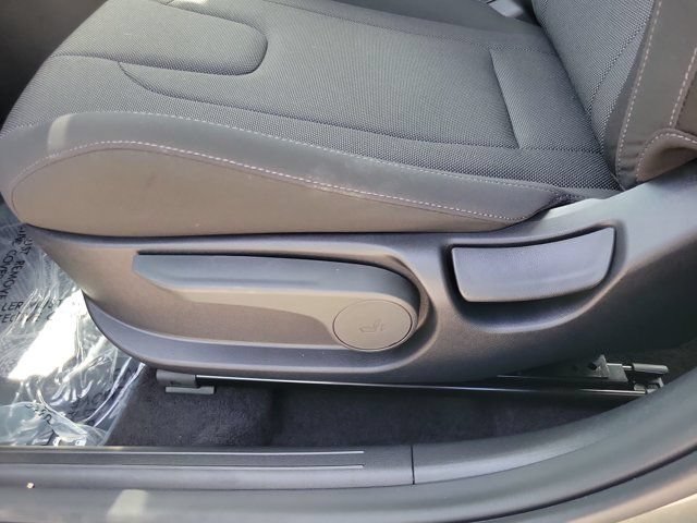 Certified 2026 Hyundai Elantra SE w/ Cargo Package FWD image 18
