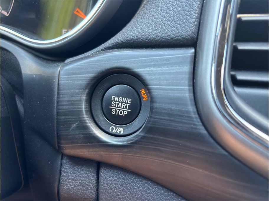 Used 2019 Jeep Grand Cherokee Laredo AWD/4WD image 26