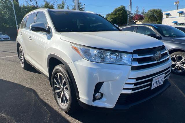 Certified 2019 Toyota Highlander XLE AWD/4WD image 3