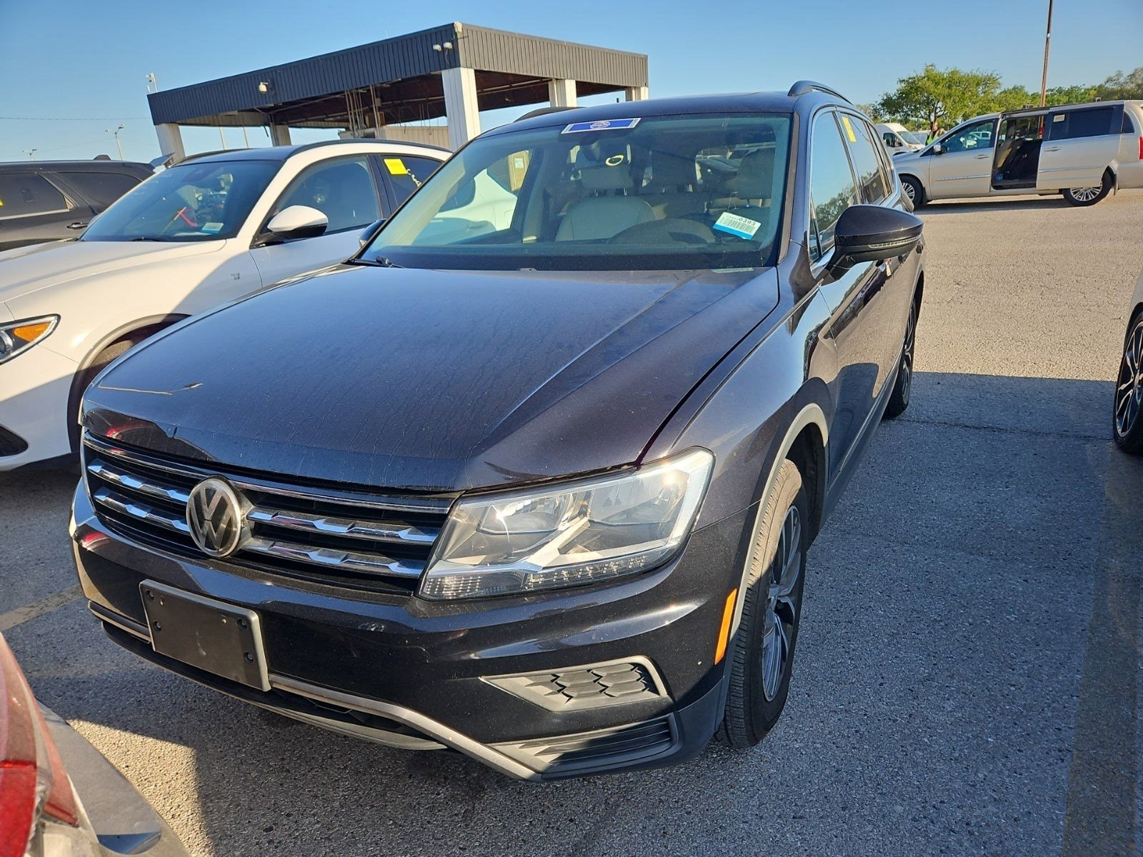 Used 2020 Volkswagen Tiguan SE w/ Panoramic Sunroof Package FWD image 2