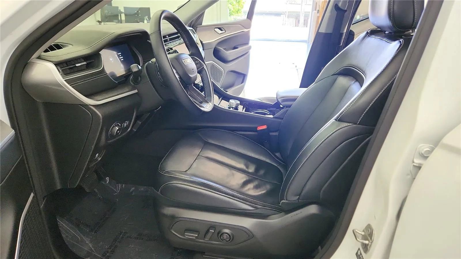 Used 2022 Jeep Grand Cherokee L Limited image 23