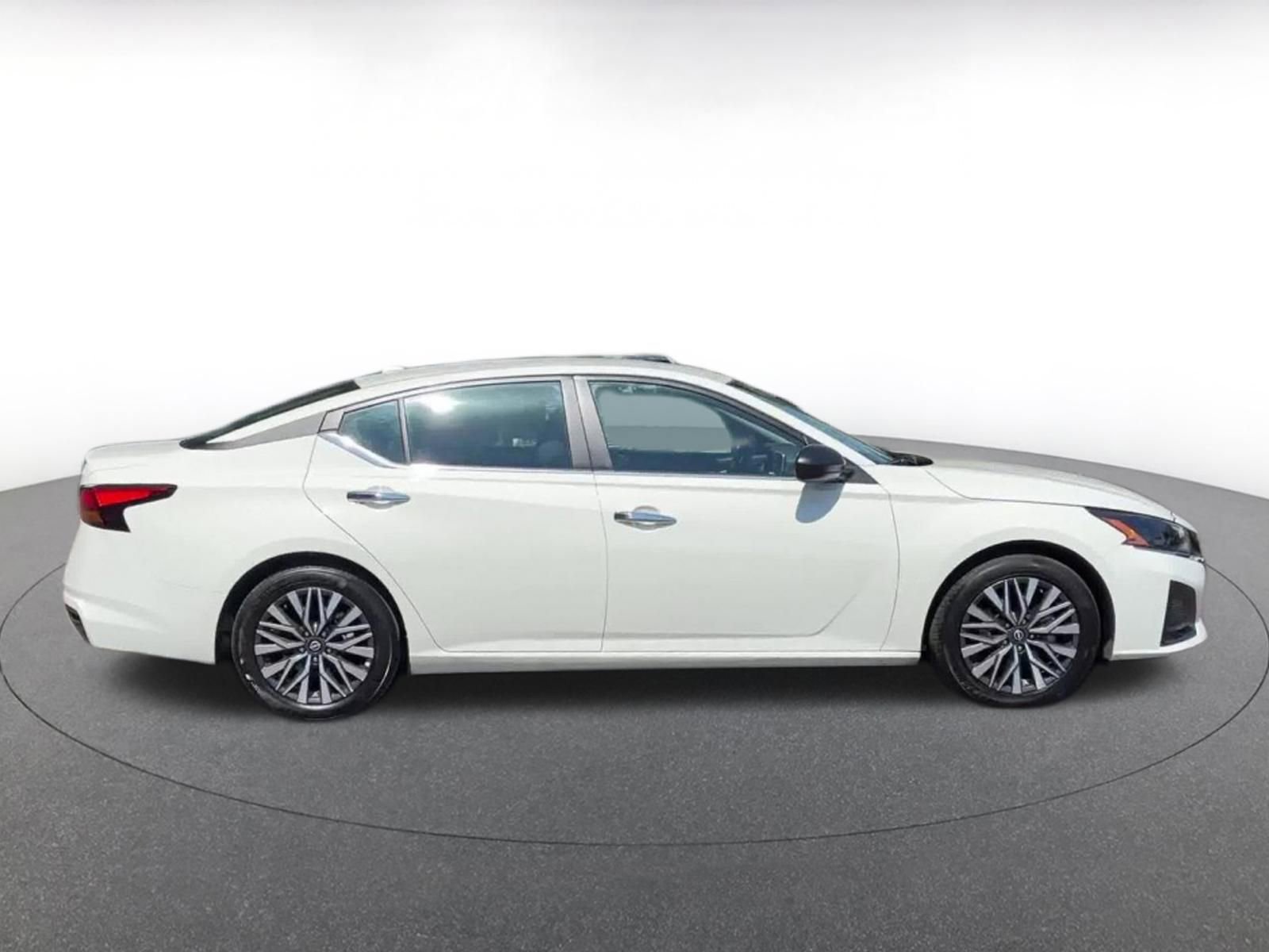 Used 2025 Nissan Altima 2.5 SV FWD image 16
