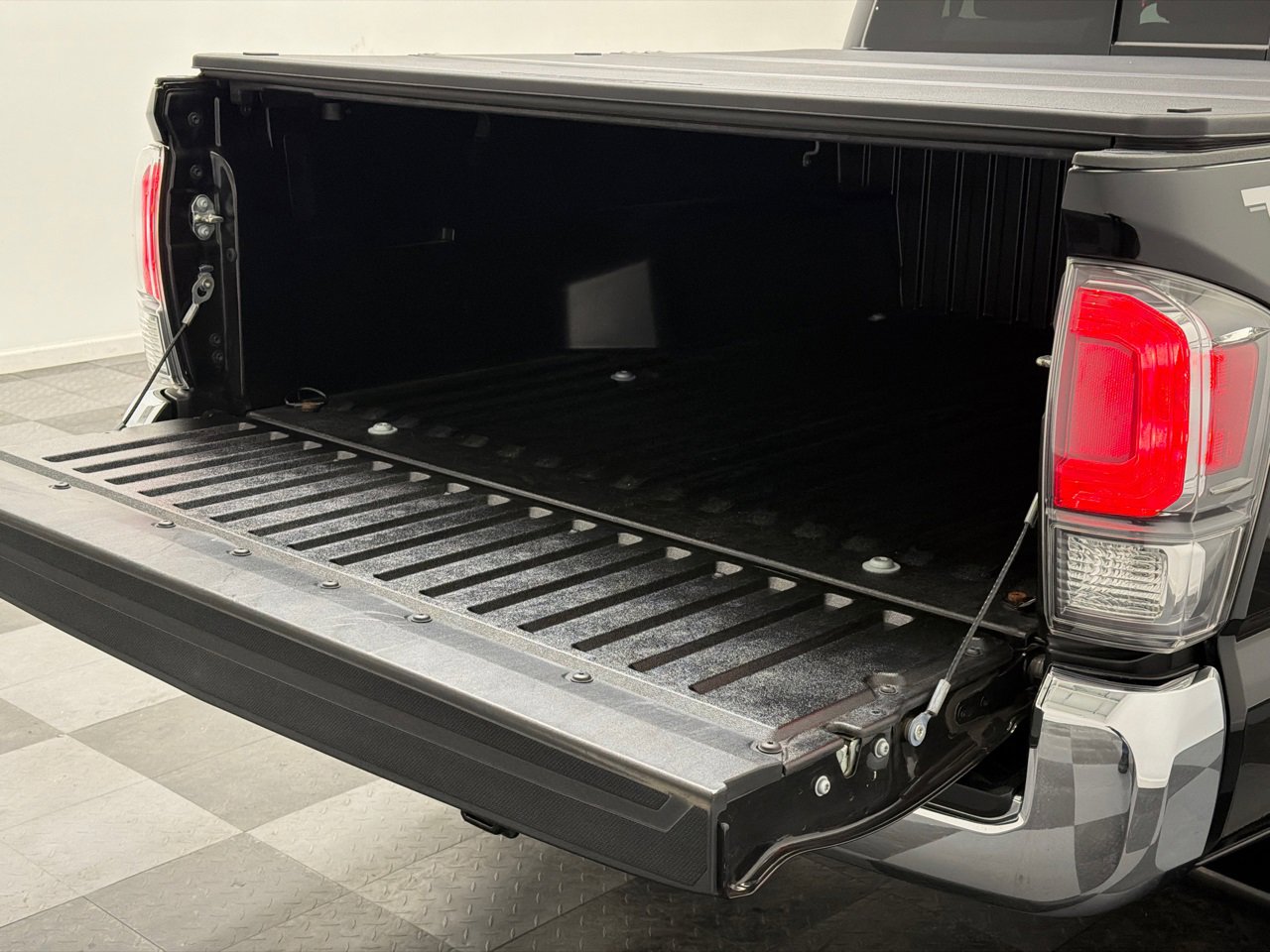 Used 2022 Toyota Tacoma TRD Off-Road image 8