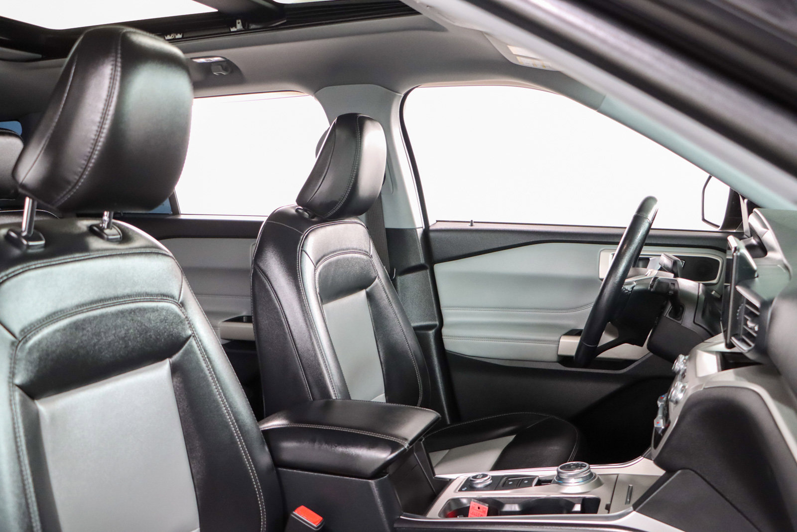 Used 2022 Ford Explorer XLT w/ XLT Sport Appearance Package image 28