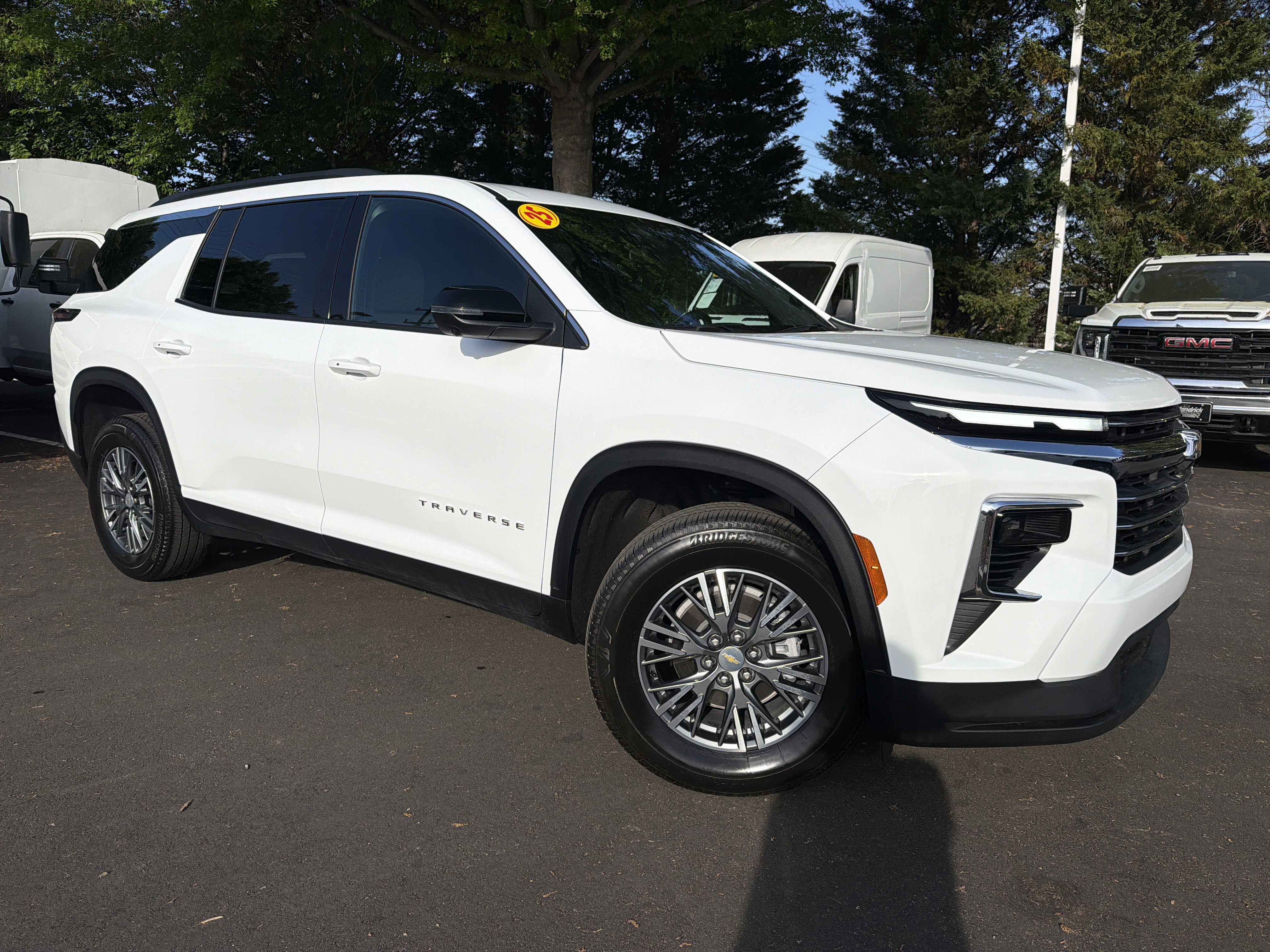 Used 2025 Chevrolet Traverse LT w/ Driver Confidence Package image 2