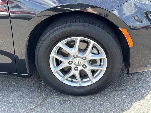 Used 2022 Chrysler Pacifica Touring-L image 7