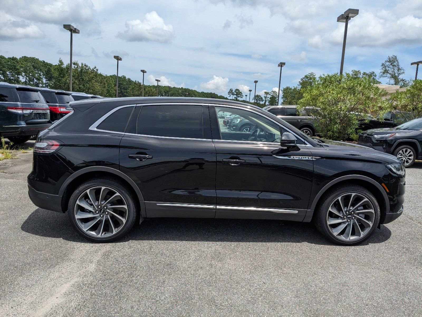 Certified 2023 Lincoln Nautilus Reserve w/ Equipment Group 202A image 4