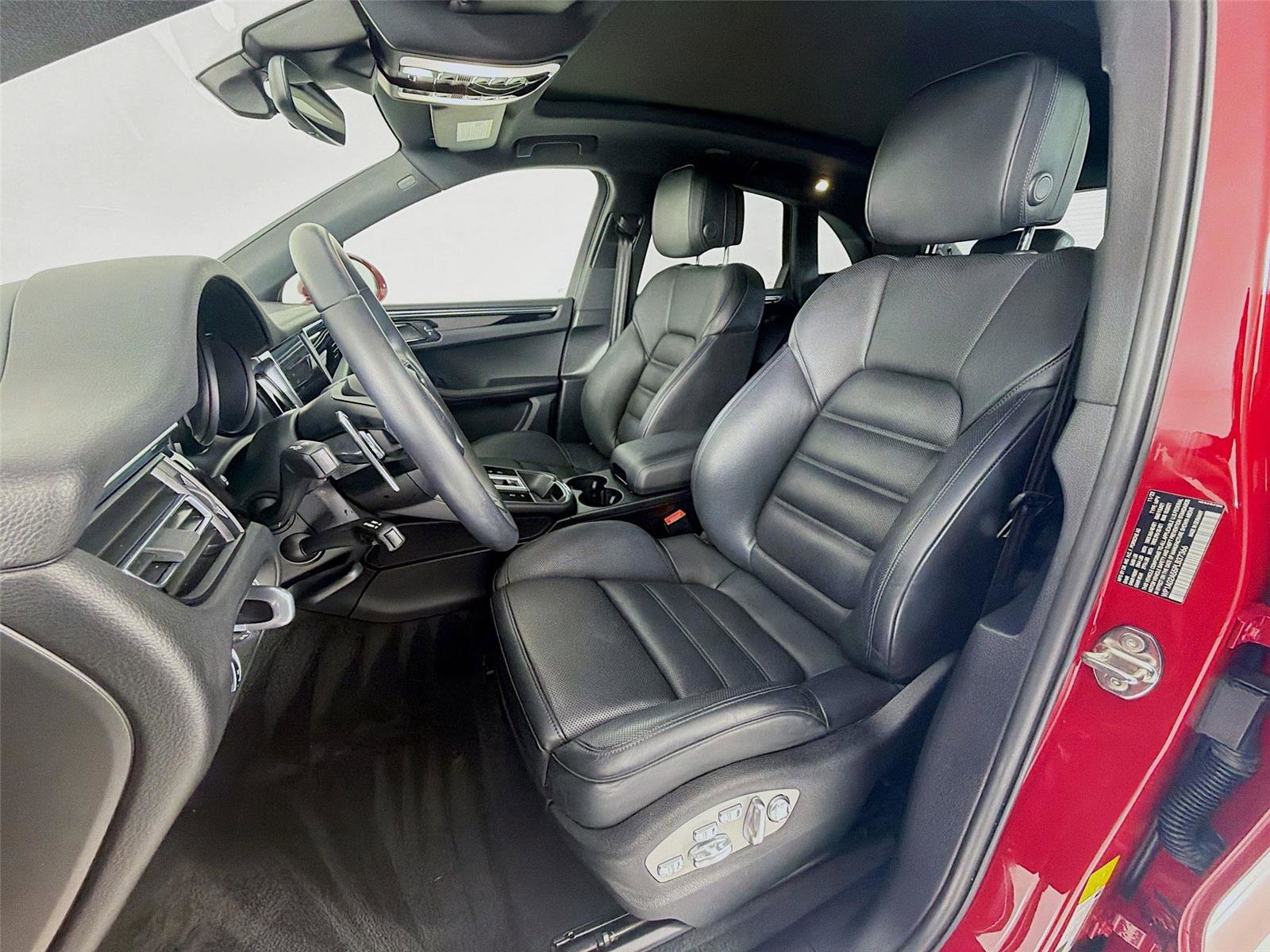 Certified 2023 Porsche Macan S AWD/4WD image 5