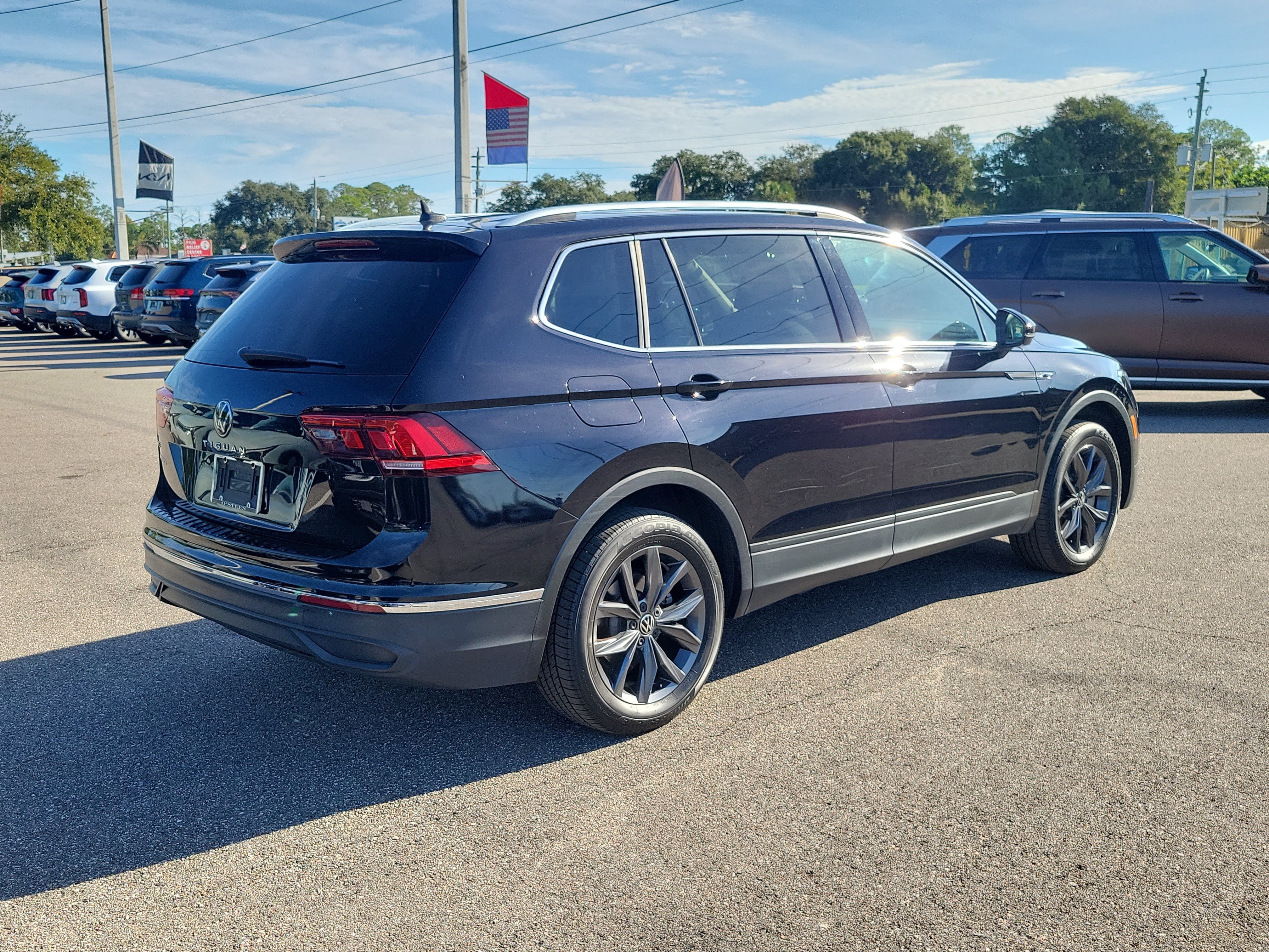 Used 2023 Volkswagen Tiguan SE w/ Panoramic Sunroof Package FWD image 6