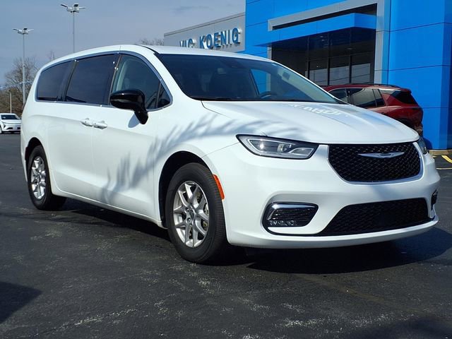 Used 2024 Chrysler Pacifica Touring-L FWD image 2