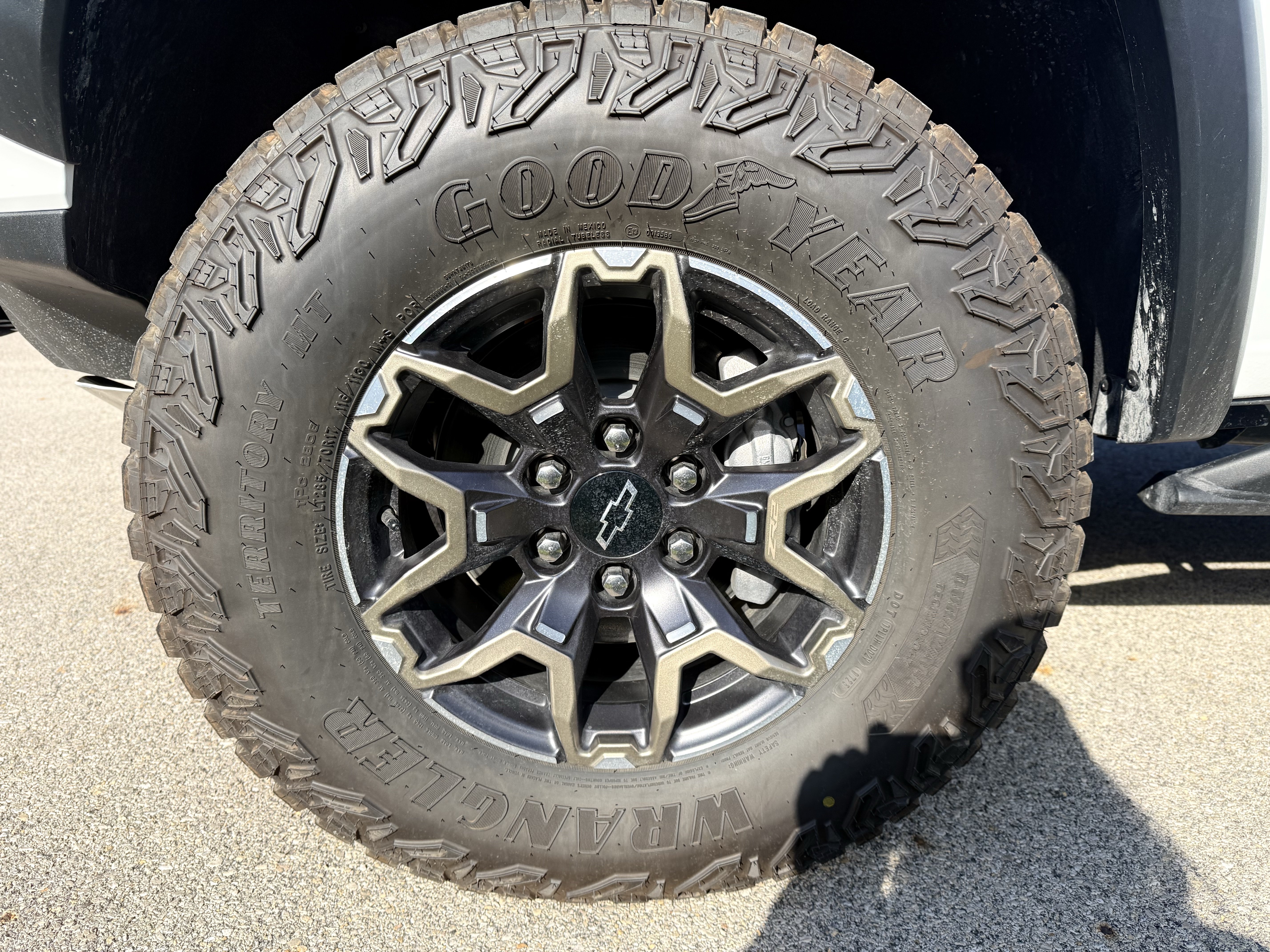 New 2025 Chevrolet Colorado ZR2 w/ Off-Road Front Bumper Package AWD/4WD image 15