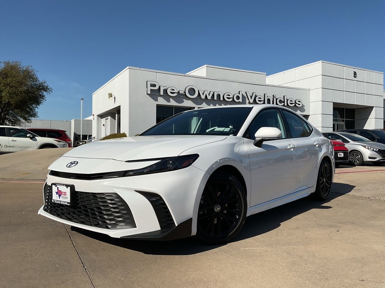 Used 2025 Toyota Camry SE image 2