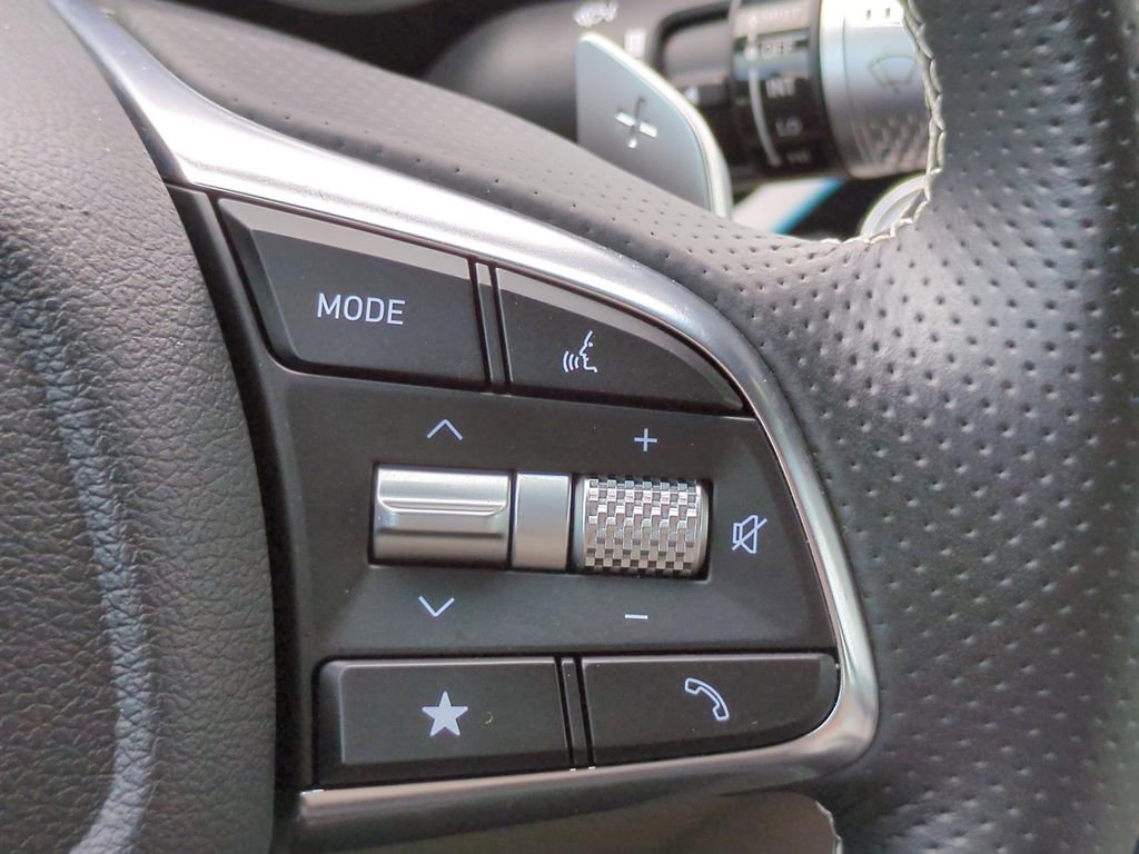 Used 2025 Genesis G70 2.5T image 22