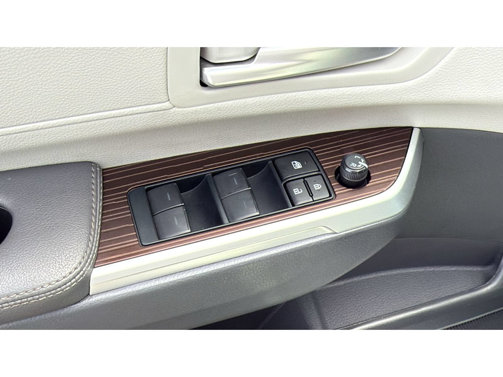 Certified 2024 Toyota Sienna XLE FWD image 15