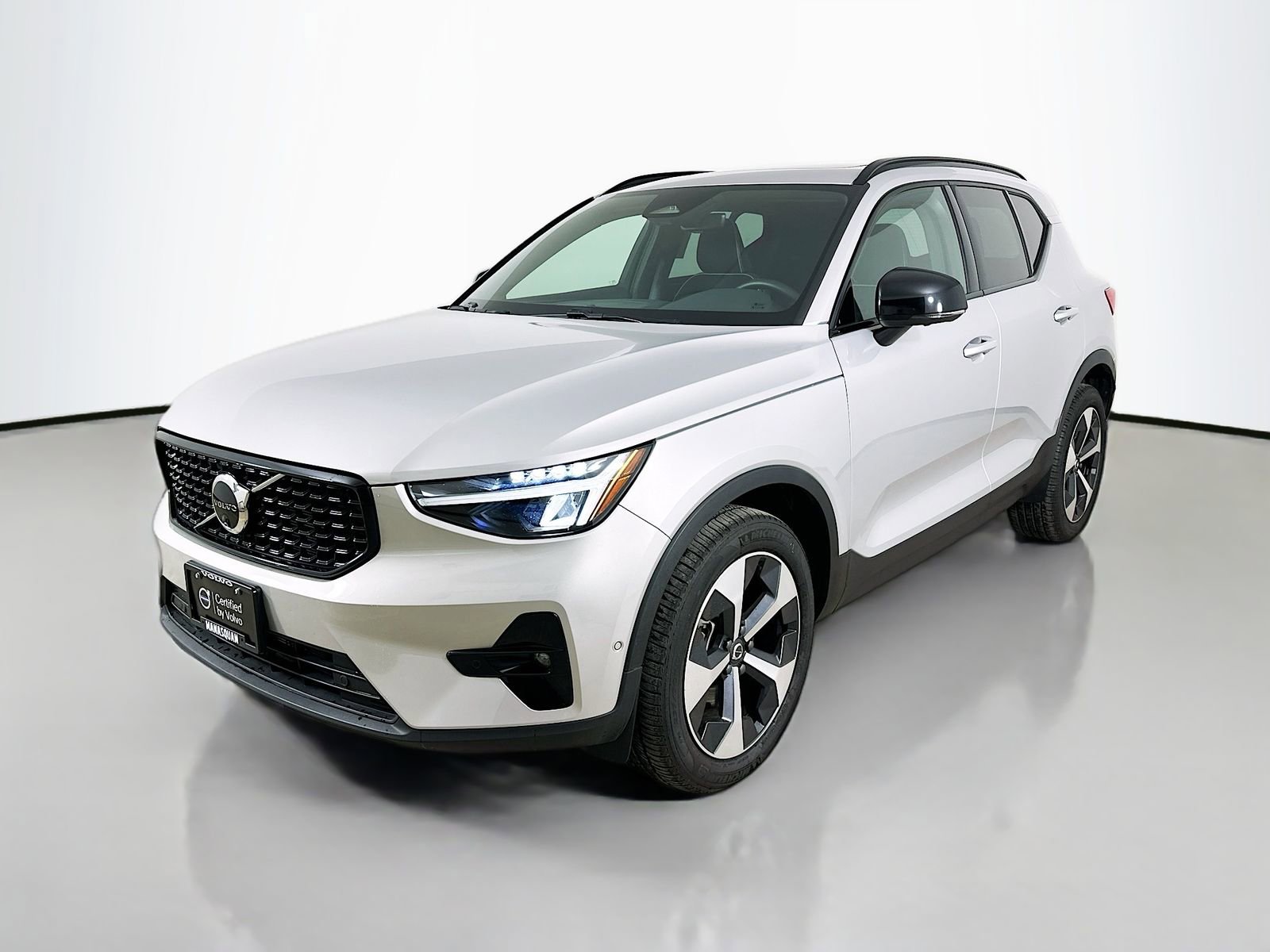 Used 2025 Volvo XC40 B5 Plus AWD/4WD image 1