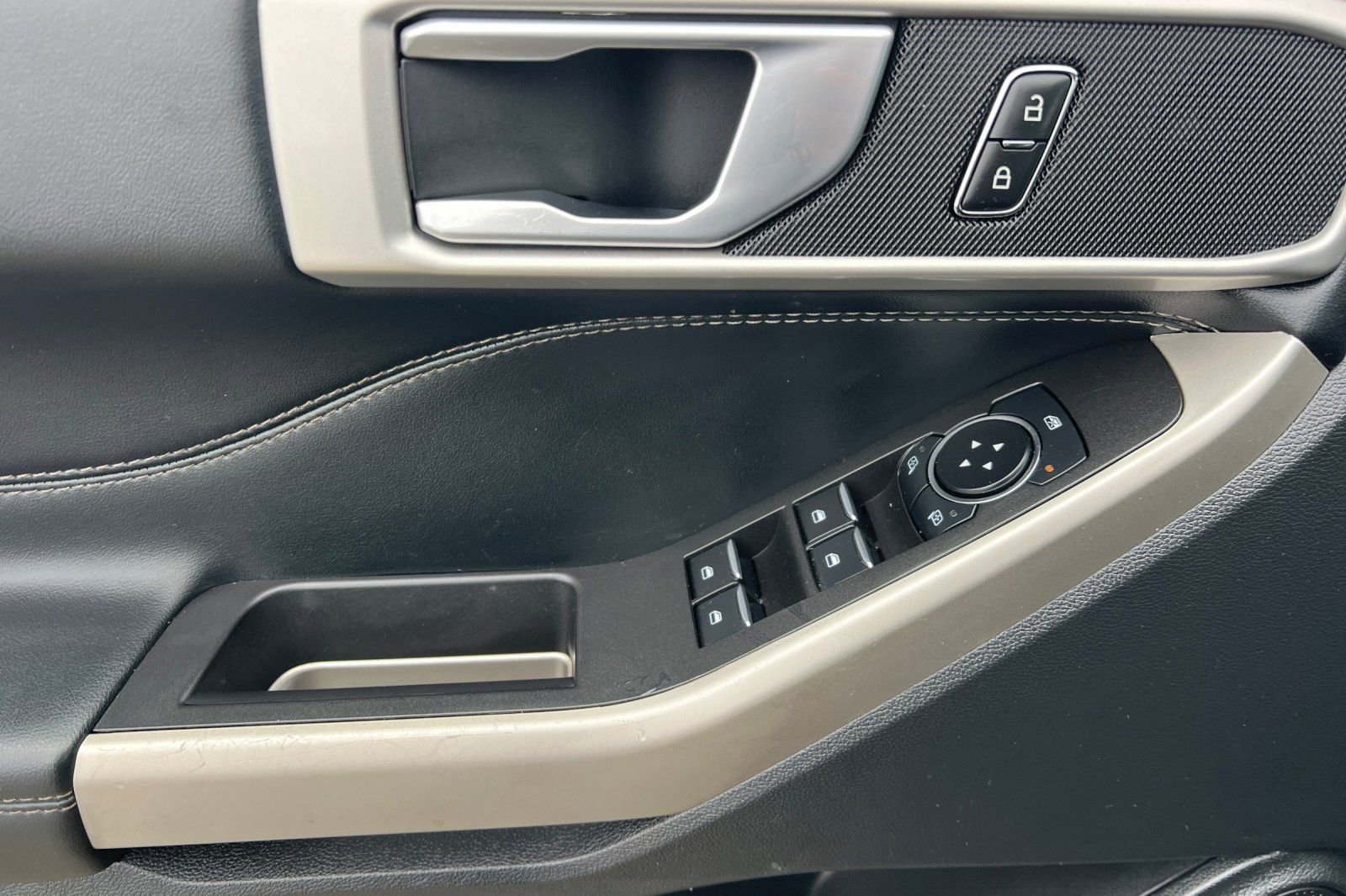 Used 2023 Ford Explorer XLT w/ Equipment Group 202A RWD image 8