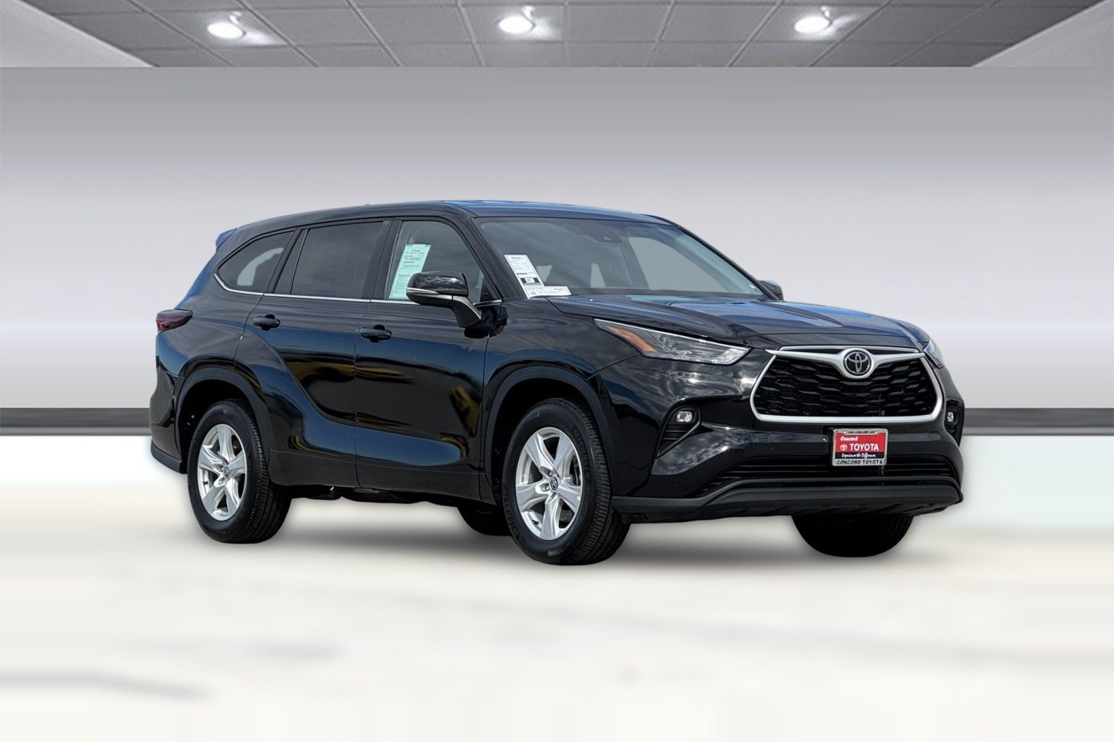 Used 2025 Toyota Highlander LE FWD image 6