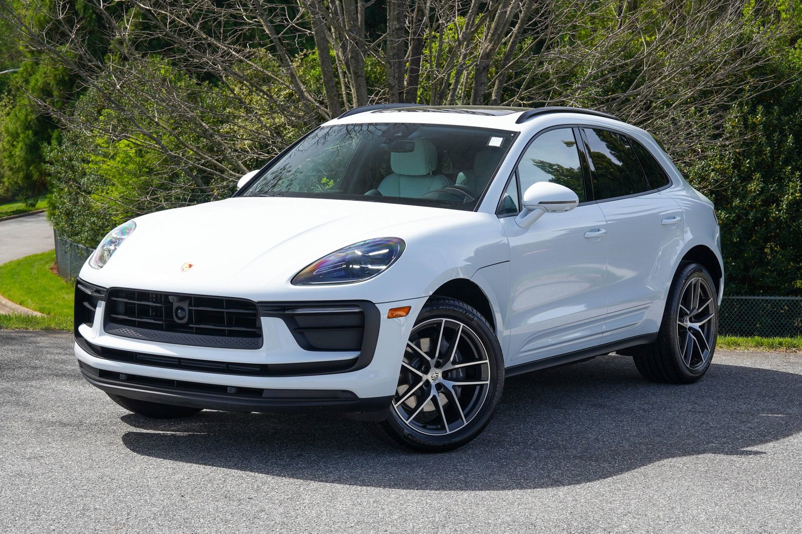 Certified 2025 Porsche Macan image 1