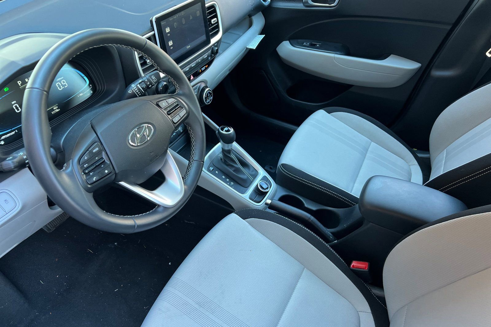 Certified 2025 Hyundai Venue SEL image 11