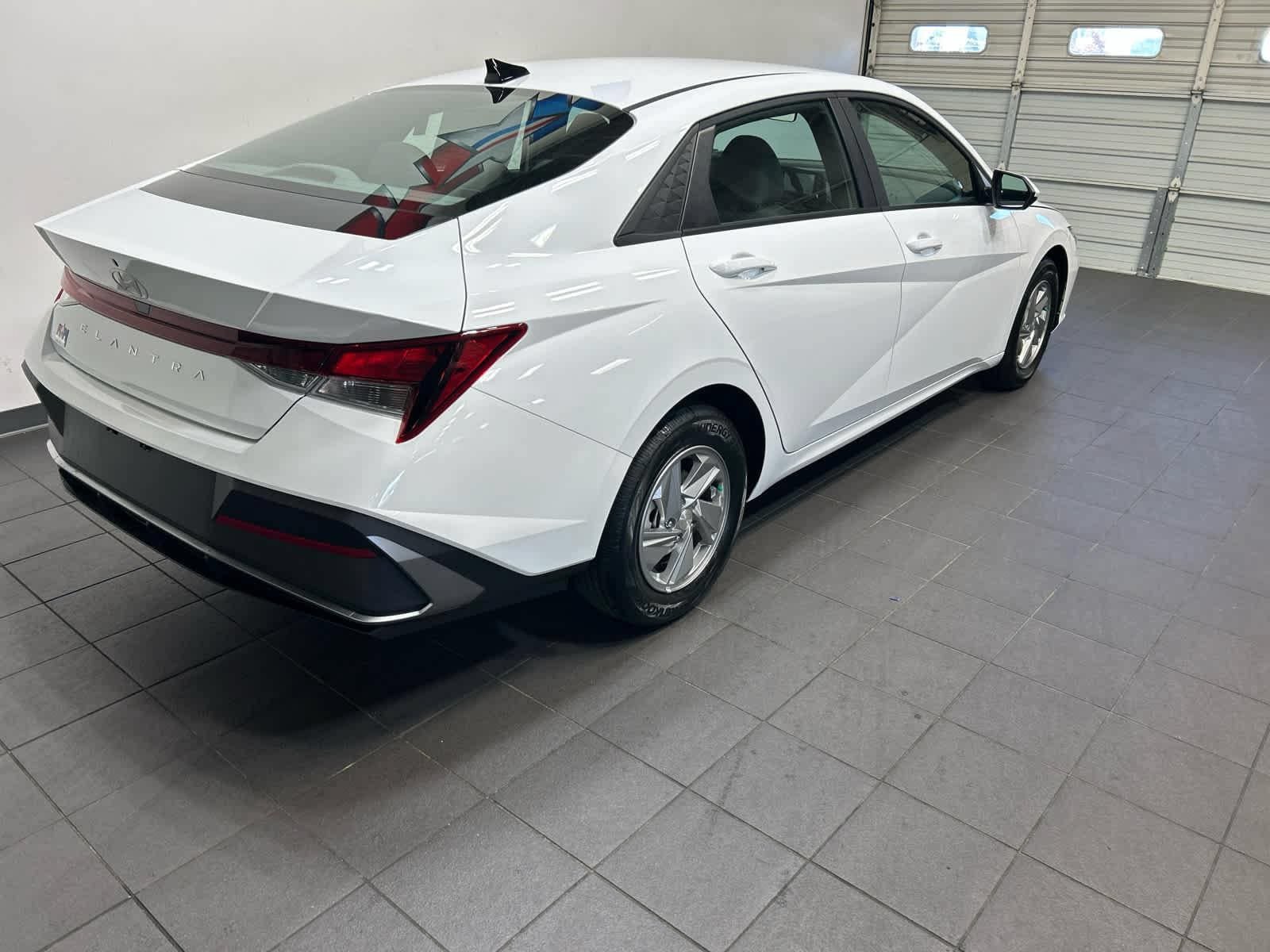 New 2026 Hyundai Elantra SE FWD image 3