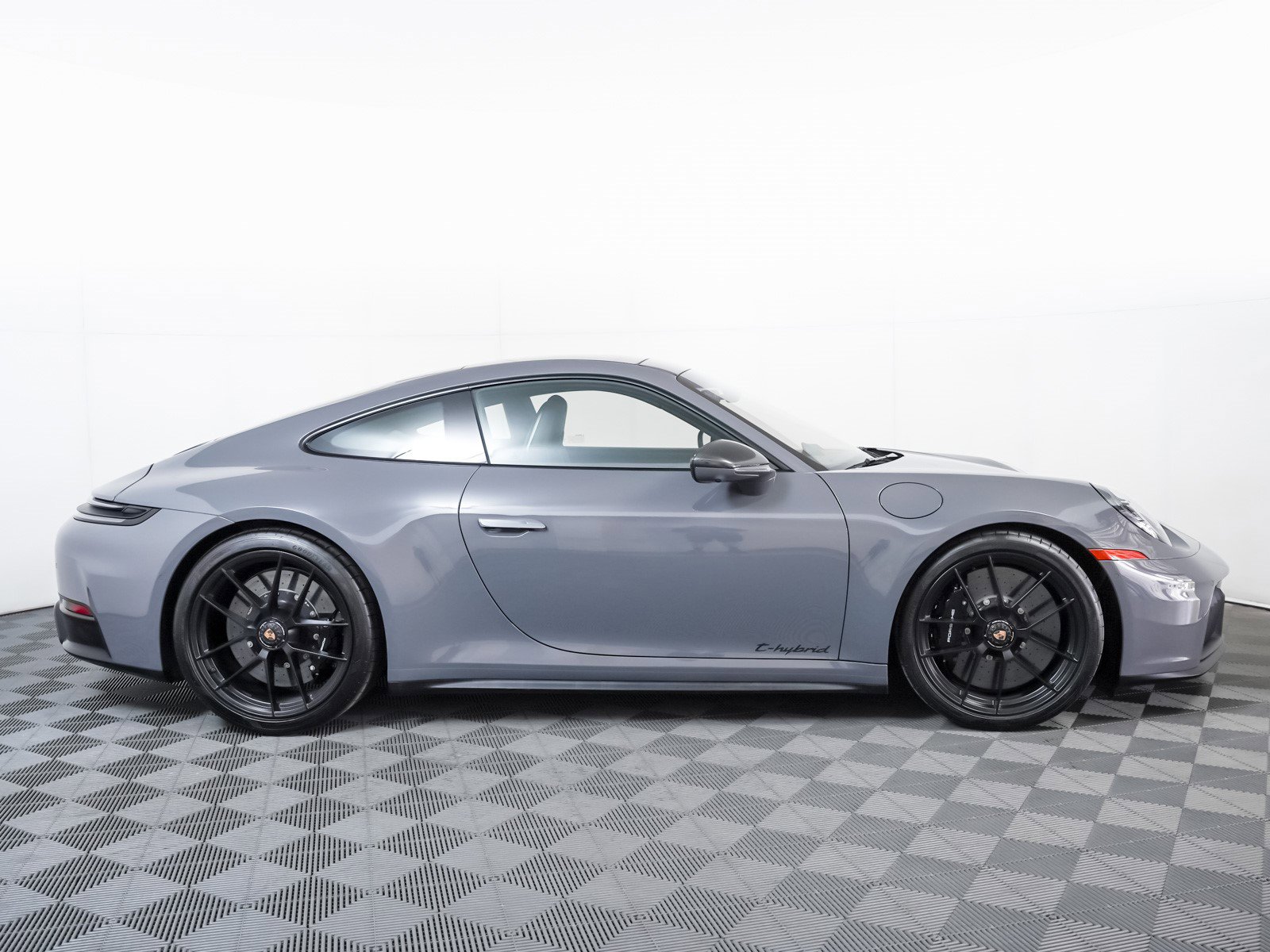 Used 2025 Porsche 911 Carrera 4 GTS image 9