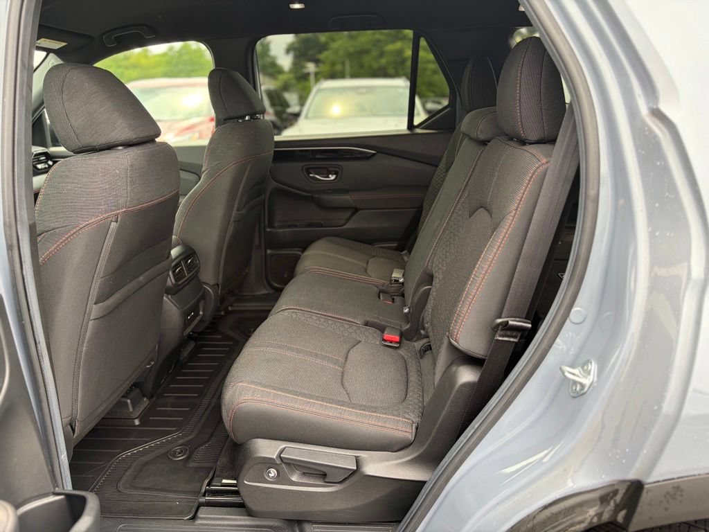 Used 2025 Honda Pilot Sport image 12