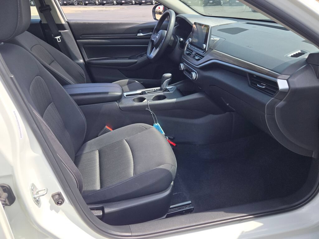 Used 2025 Nissan Altima 2.5 SV FWD image 8