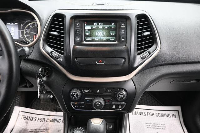 Used 2016 Jeep Cherokee Latitude w/ Cold Weather Group AWD/4WD image 17