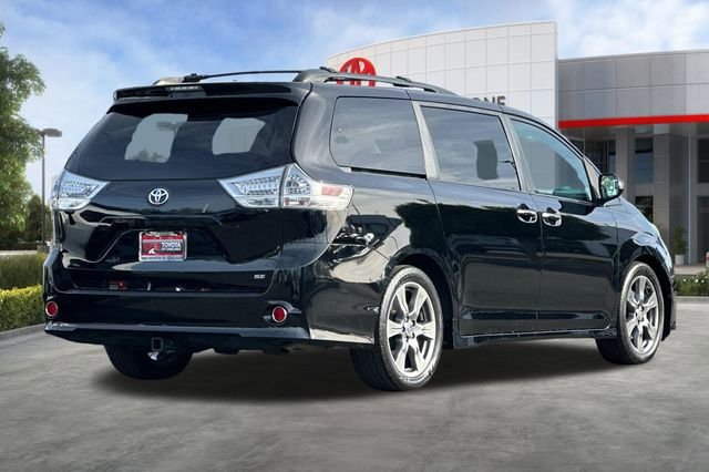 Used 2017 Toyota Sienna SE Premium image 4