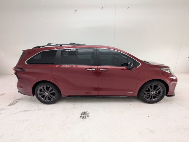 Used 2021 Toyota Sienna XSE w/ XSE Plus Package image 4